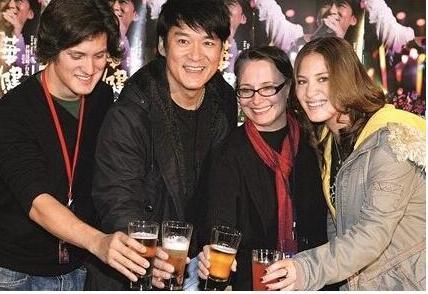 周华健57岁的外国妻子康粹兰近照，原来周华健每天面对这样的女人