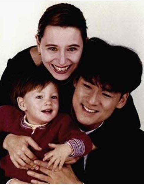 周华健57岁的外国妻子康粹兰近照，原来周华健每天面对这样的女人