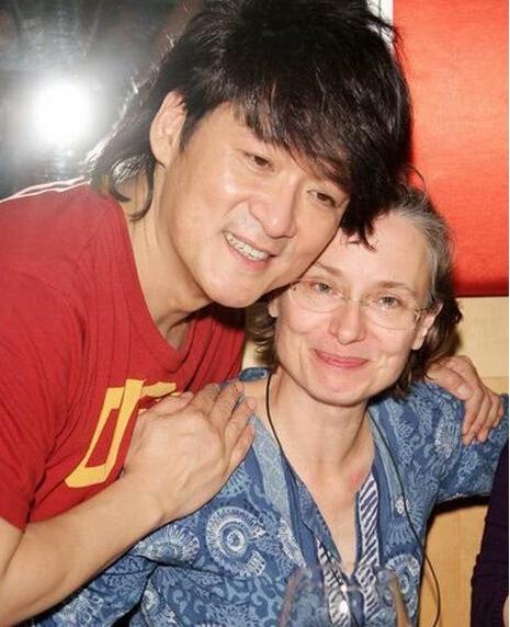 周华健57岁的外国妻子康粹兰近照，原来周华健每天面对这样的女人