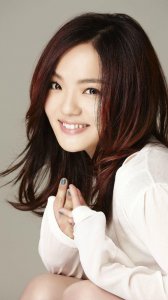 ​她出道10年，凭借一首《身骑白马》唱动人心，如今33岁嫁导演