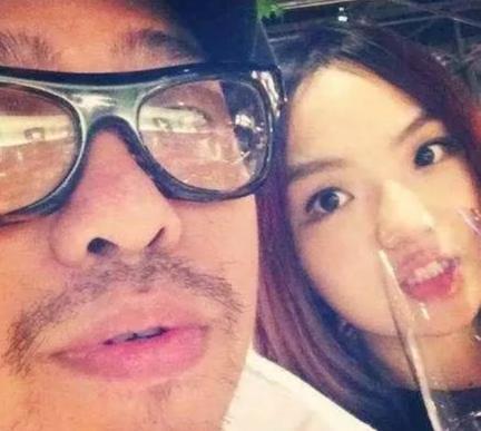 她出道10年，凭借一首《身骑白马》唱动人心，如今33岁嫁导演
