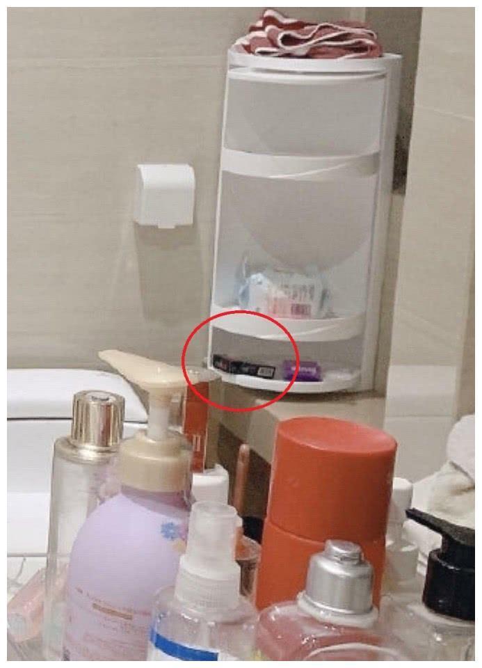 杨超越晒照背后却出现了烟盒，此前王源陷入吸烟风波，重蹈覆辙？