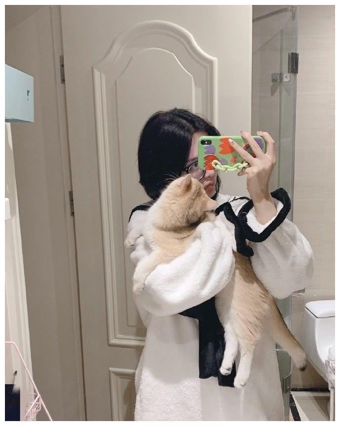 杨超越晒照背后却出现了烟盒，此前王源陷入吸烟风波，重蹈覆辙？