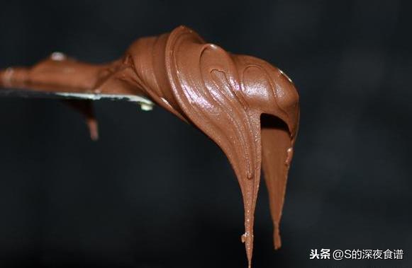 巧克力制作方法非常简单，教你做美味好吃正宗ROYCE生巧克力。