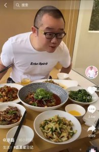 ​涂磊回归家庭晒美食暴露豪宅？他的成功也不容易，曾被骗50万