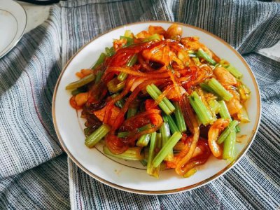 ​营养丰富的芹菜炒粉，让你在享受美食的同时，也能够补充营养