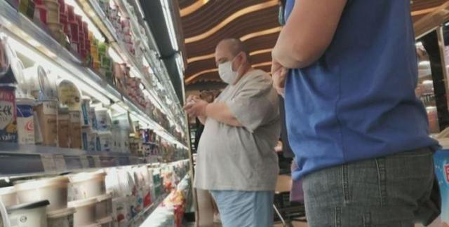 赌王女儿何超雄罕露面，胖得越来越像男人