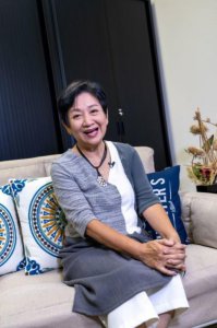 ​鲍起静拒绝随女儿移居英国，与丈夫留港过余生，坦言热爱生长之地