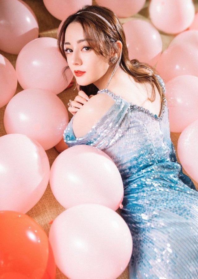 迪丽热巴性感起来要人命呢！一身水蓝修身裙若美人鱼，趴着更妖娆