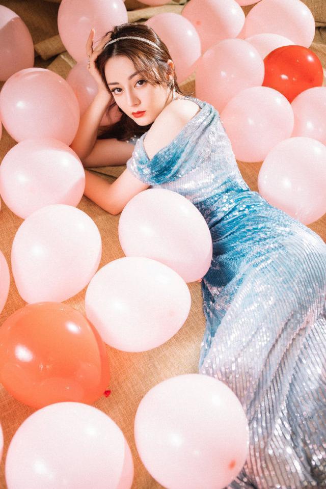 迪丽热巴性感起来要人命呢！一身水蓝修身裙若美人鱼，趴着更妖娆