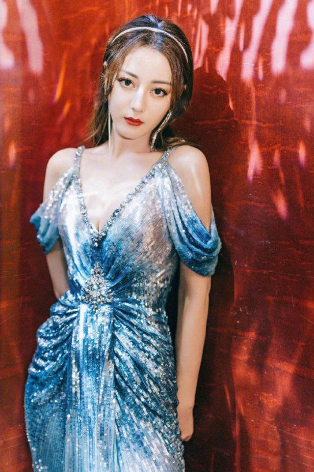 迪丽热巴性感起来要人命呢！一身水蓝修身裙若美人鱼，趴着更妖娆