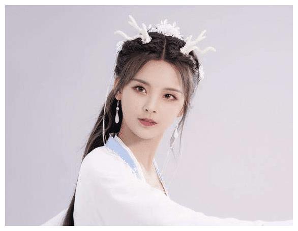 杨超越小龙女造型突破经典，完胜陶虹，颜值没得说