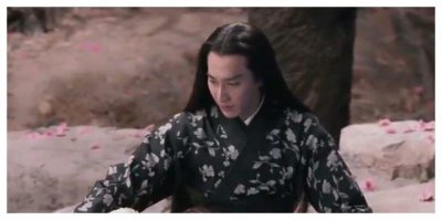 ​杨幂为保护赵又廷去挡光，却被网友骂惨