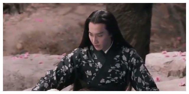 杨幂为保护赵又廷去挡光，却被网友骂惨