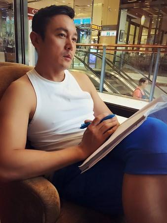 他曾被前妻骗5000万，留6个孩子却不是他的，今50岁仍单身
