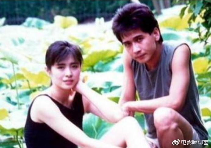王祖贤坐姿！这么美的王祖贤为何至今还不结婚？网友：被这个男人耽误