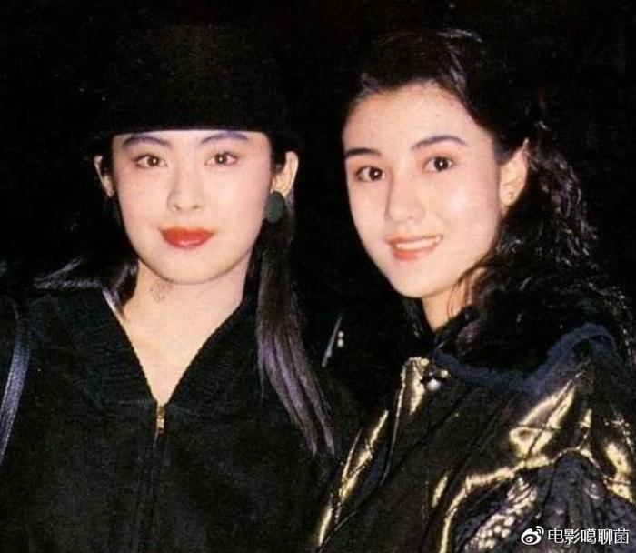 王祖贤坐姿！这么美的王祖贤为何至今还不结婚？网友：被这个男人耽误