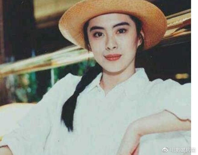 王祖贤坐姿！这么美的王祖贤为何至今还不结婚？网友：被这个男人耽误