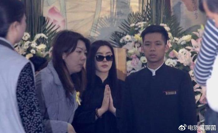 王祖贤坐姿！这么美的王祖贤为何至今还不结婚？网友：被这个男人耽误