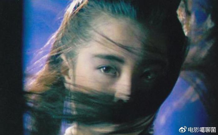 王祖贤坐姿！这么美的王祖贤为何至今还不结婚？网友：被这个男人耽误
