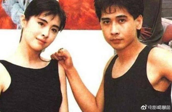 王祖贤坐姿！这么美的王祖贤为何至今还不结婚？网友：被这个男人耽误