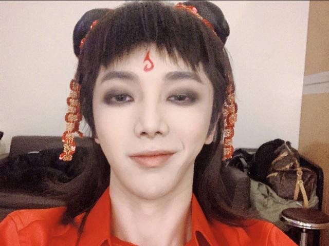 华晨宇23岁出道，29岁刷新数字单曲记录，承办了15场万人演唱会