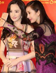 ​明星蜡像大对比：杨幂缺乏灵气，赵丽颖胜在细节，而她长得一样