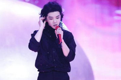 ​华晨宇恋情曝光！与神秘女子回家，两人全程手牵手