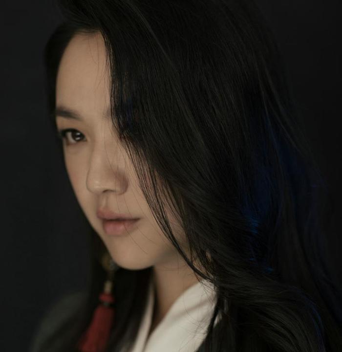 汤唯时尚大片 中性造型出镜率真自然