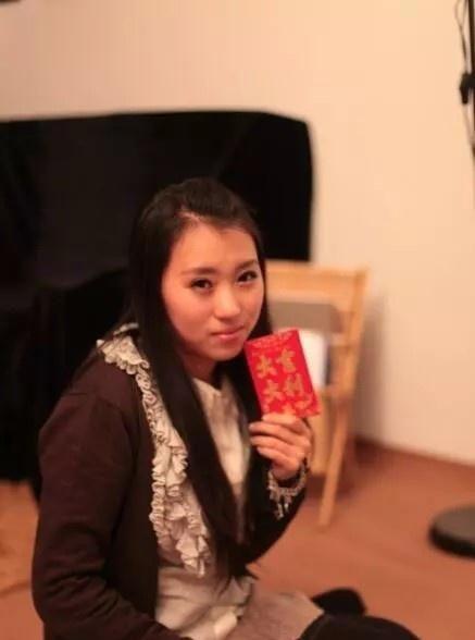 毕滢青涩旧照曝光，皮肤黝黑身材膀大腰圆，疑扮演被欺负的小保姆