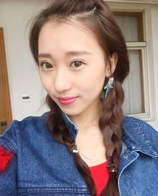 毕滢青涩旧照曝光，皮肤黝黑身材膀大腰圆，疑扮演被欺负的小保姆