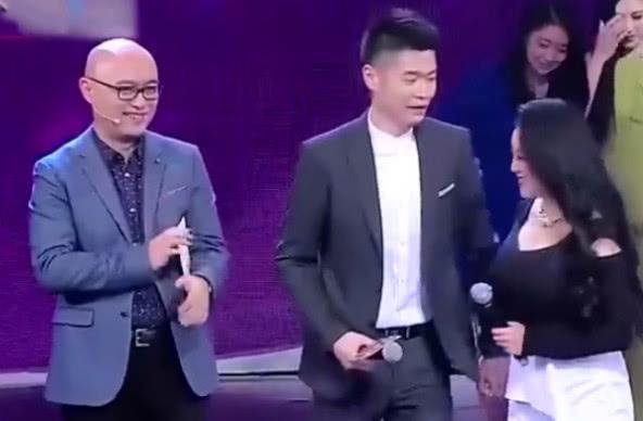 非诚勿扰: 女嘉宾身材火爆, 一上场惊呆众人, 引起全场沸腾!