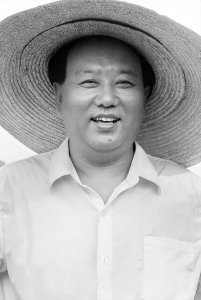 ​2010年，毛新宇力荐特型演员红心出演毛泽东