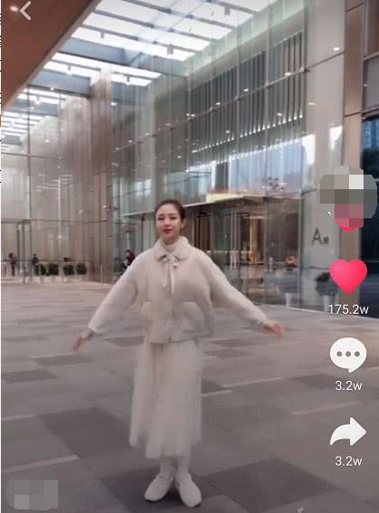 奇闻：抖音小姐姐跳舞火了，舞动的那一刻，网友：练过的