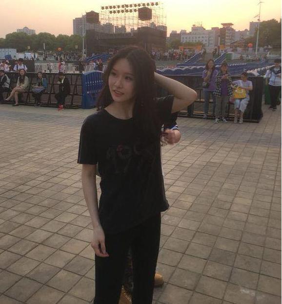 斗鱼阿冷深夜秀自拍，网友：好真实，图也不修！