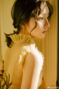 ​王思聪前女友豆得儿在微博晒出九宫格纯美写真