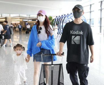 ​郑恺一家三口韩国度假归来，辣妈苗苗秀小蛮腰，女儿秀气