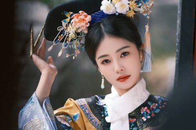​白鹿鹅黄旗装似格格出游 手拿团扇眼神纯真无瑕