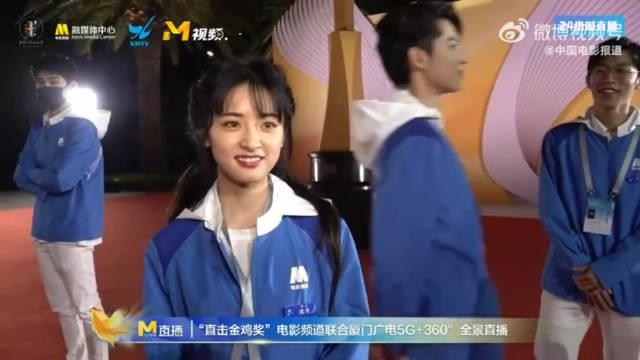 王鹤棣在沈月采访的时候一直在后边走来走去……