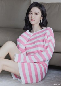 ​景甜微博更新，身穿粉白色横条纹针织套裙，清新甜美……