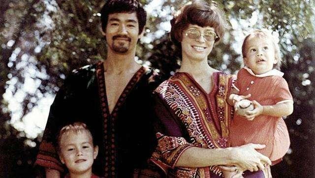 她是李小龙妻子，丈夫去世后3年内2度改嫁，今72岁气质犹存