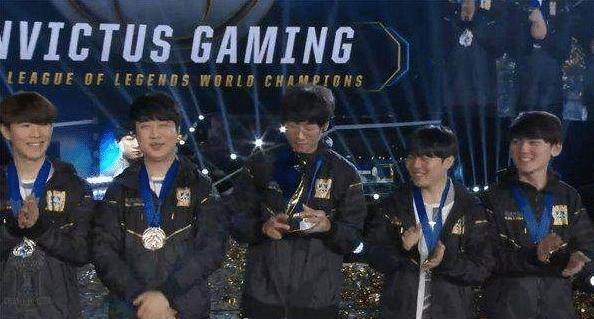 王思聪买LOL一区的ID, 花费18万只为IG战队, 网友: 官方自作自受!
