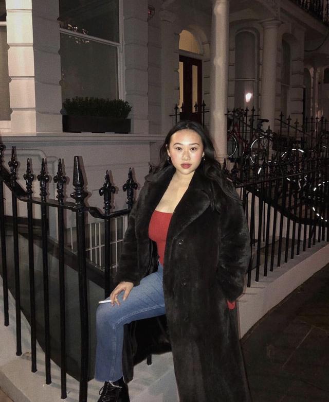 李宗盛林忆莲女儿晒美照，丝巾肚兜配牛仔裤，身材丰腴欧美范十足