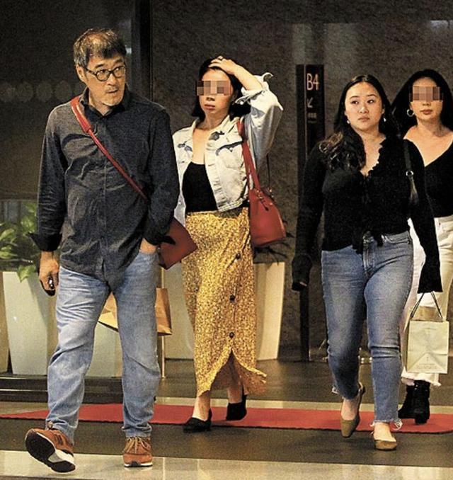 李宗盛林忆莲女儿晒美照，丝巾肚兜配牛仔裤，身材丰腴欧美范十足