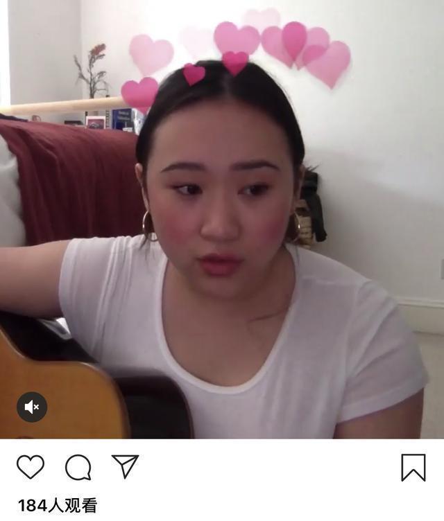 李宗盛林忆莲女儿晒美照，丝巾肚兜配牛仔裤，身材丰腴欧美范十足