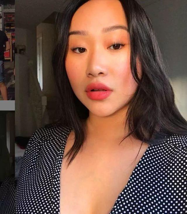 李宗盛林忆莲女儿晒美照，丝巾肚兜配牛仔裤，身材丰腴欧美范十足