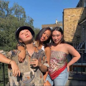 ​李宗盛林忆莲女儿晒美照，丝巾肚兜配牛仔裤，身材丰腴欧美范十足