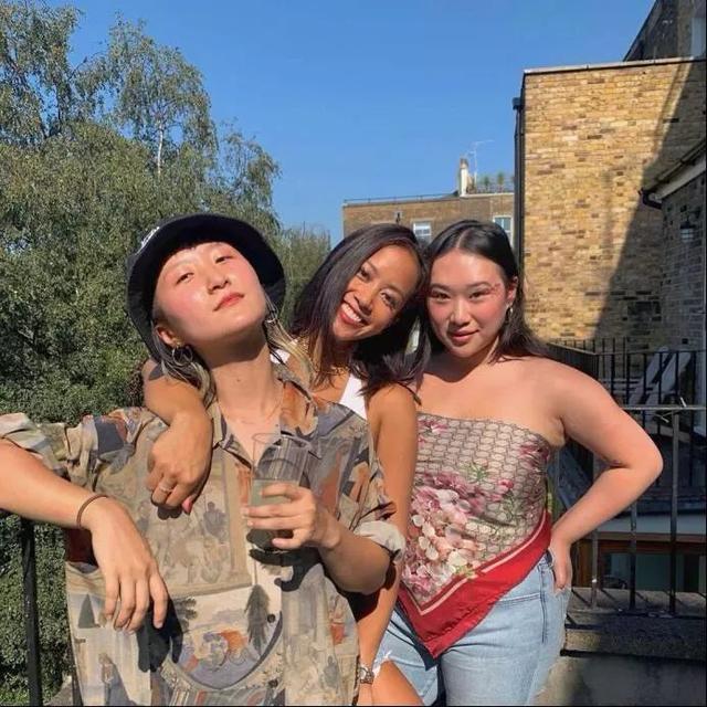 李宗盛林忆莲女儿晒美照，丝巾肚兜配牛仔裤，身材丰腴欧美范十足