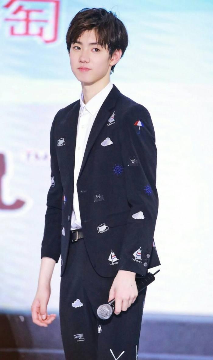 TFBOYS师弟陈玺达，因恋爱欠债被辞退，成乐华练习生胡春杨迷弟