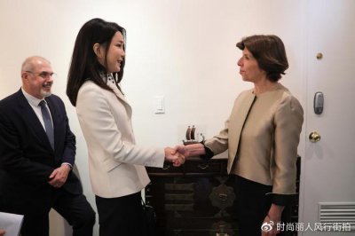 ​韩国第一夫人真牛了！接见法国女外长超霸气，内搭波点衬衫嫩翻了